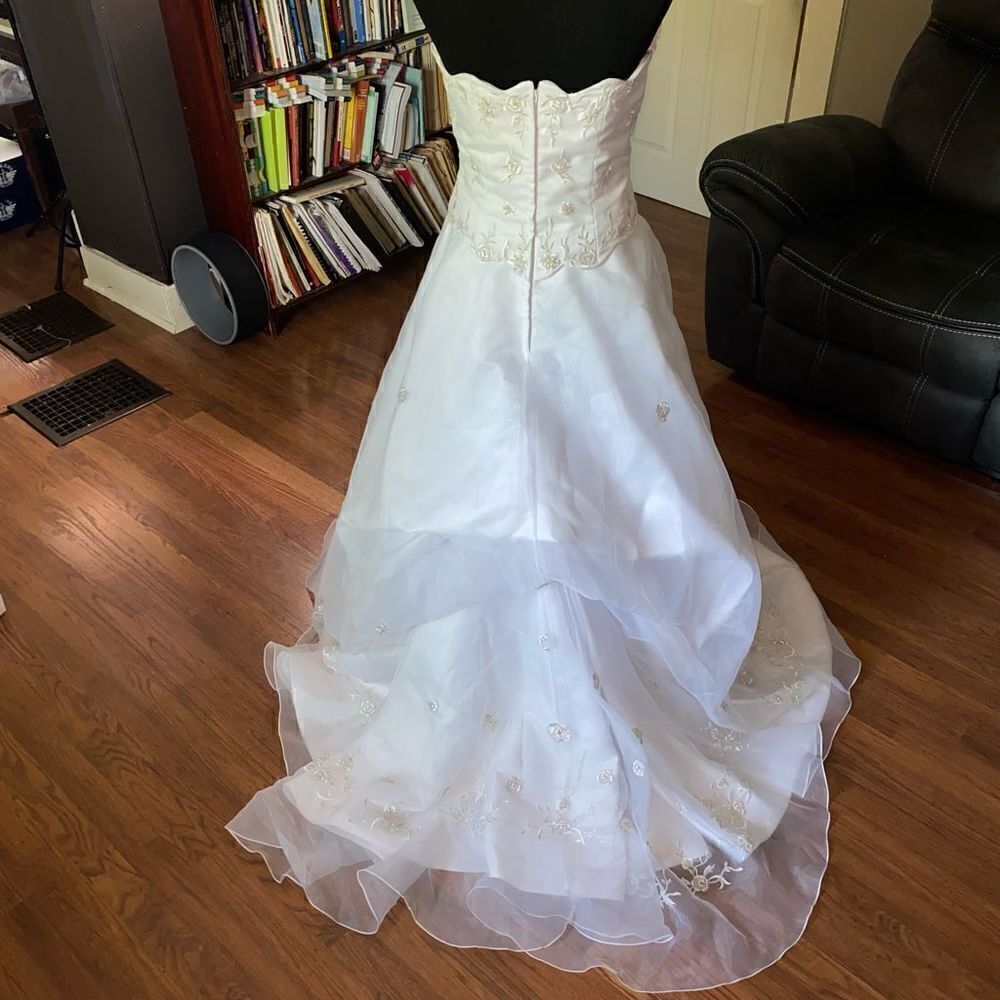 Wedding gown NWT custom made strapless w/embroidery and subtle beading - Picture 12 of 16